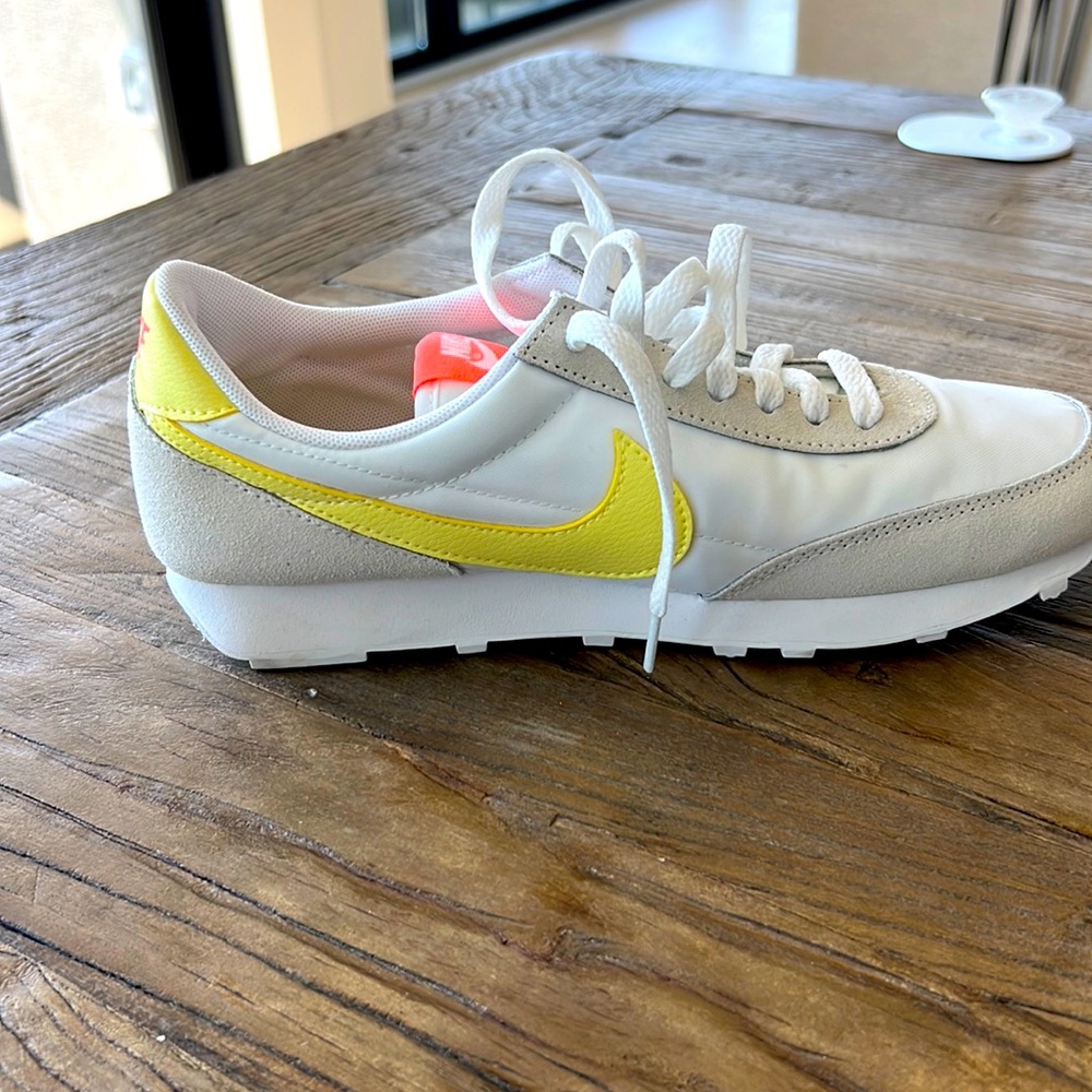 Nike Daybreak retro pale ivory/bright mango/summit white/light zitron